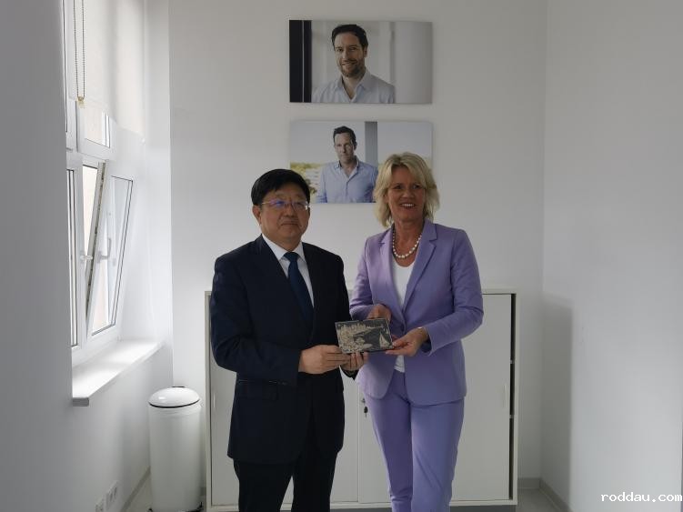 图9. 向 Anne Dreier校长赠送具有青岛特色的精选纪念品