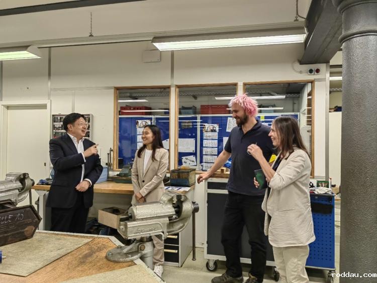 图7.与德国工商业联合会教授进行深入交流